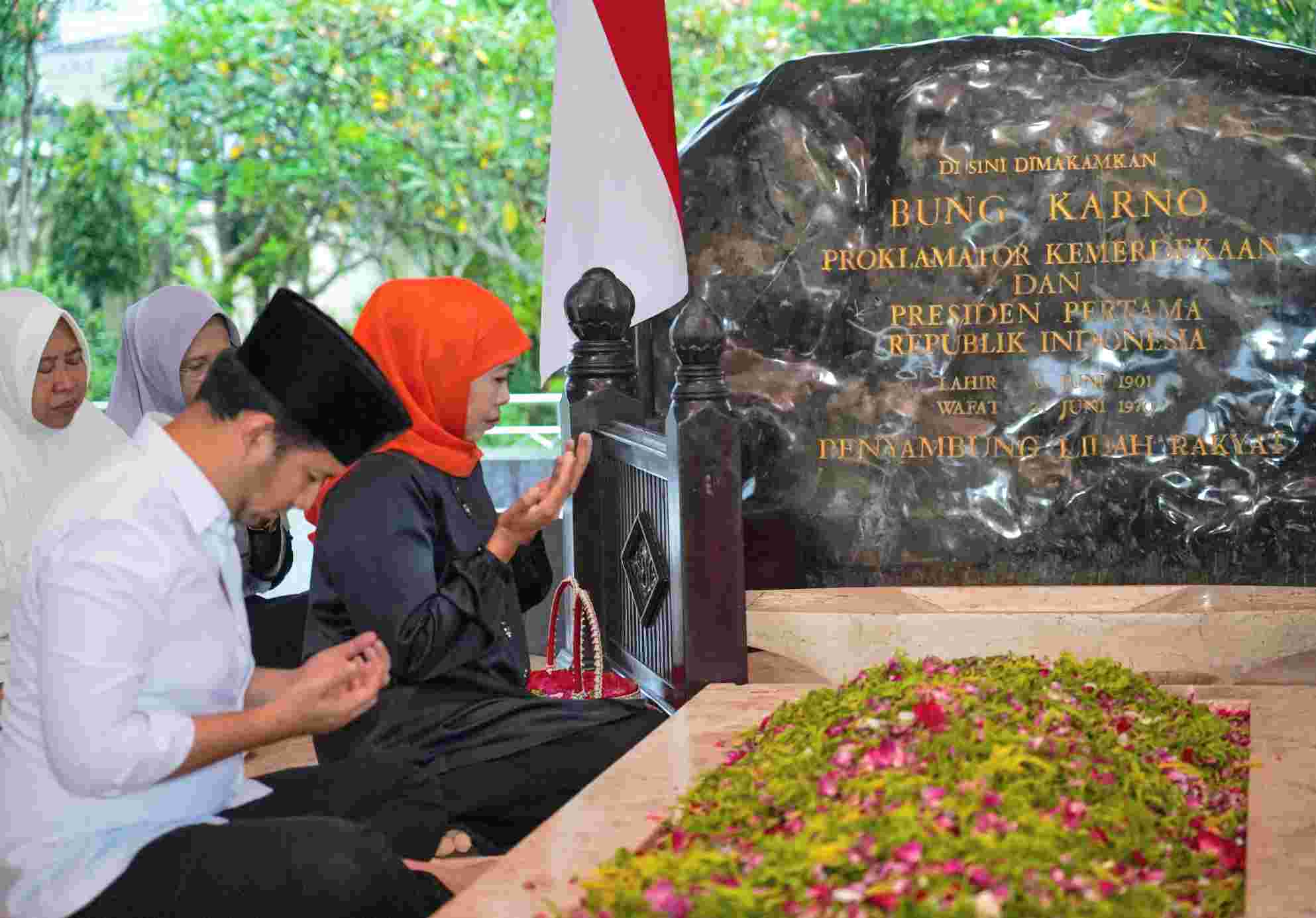 Kenang Kedekatannya Dengan Ulama NU, Khofifah – Emil Ziarah Ke Makam Bung Karno
