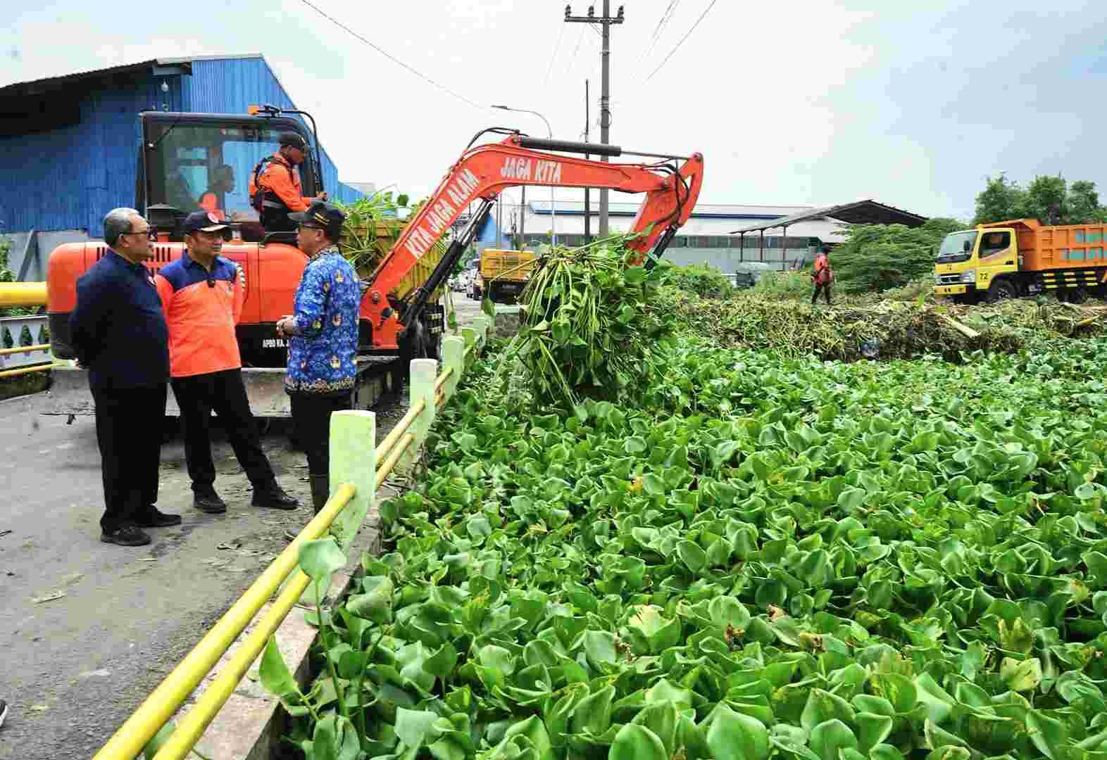 Banjir di Wilayah Taman, BPBD Jatim dan Pemkab Sidoarjo Bersih-bersih Kali Buntung