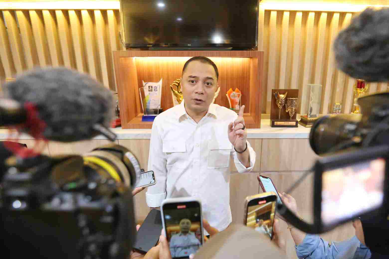 Kasus Dugaan Penahanan Ijazah, Wali Kota Eri Cahyadi Dampingi Karyawan Lapor ke Polisi