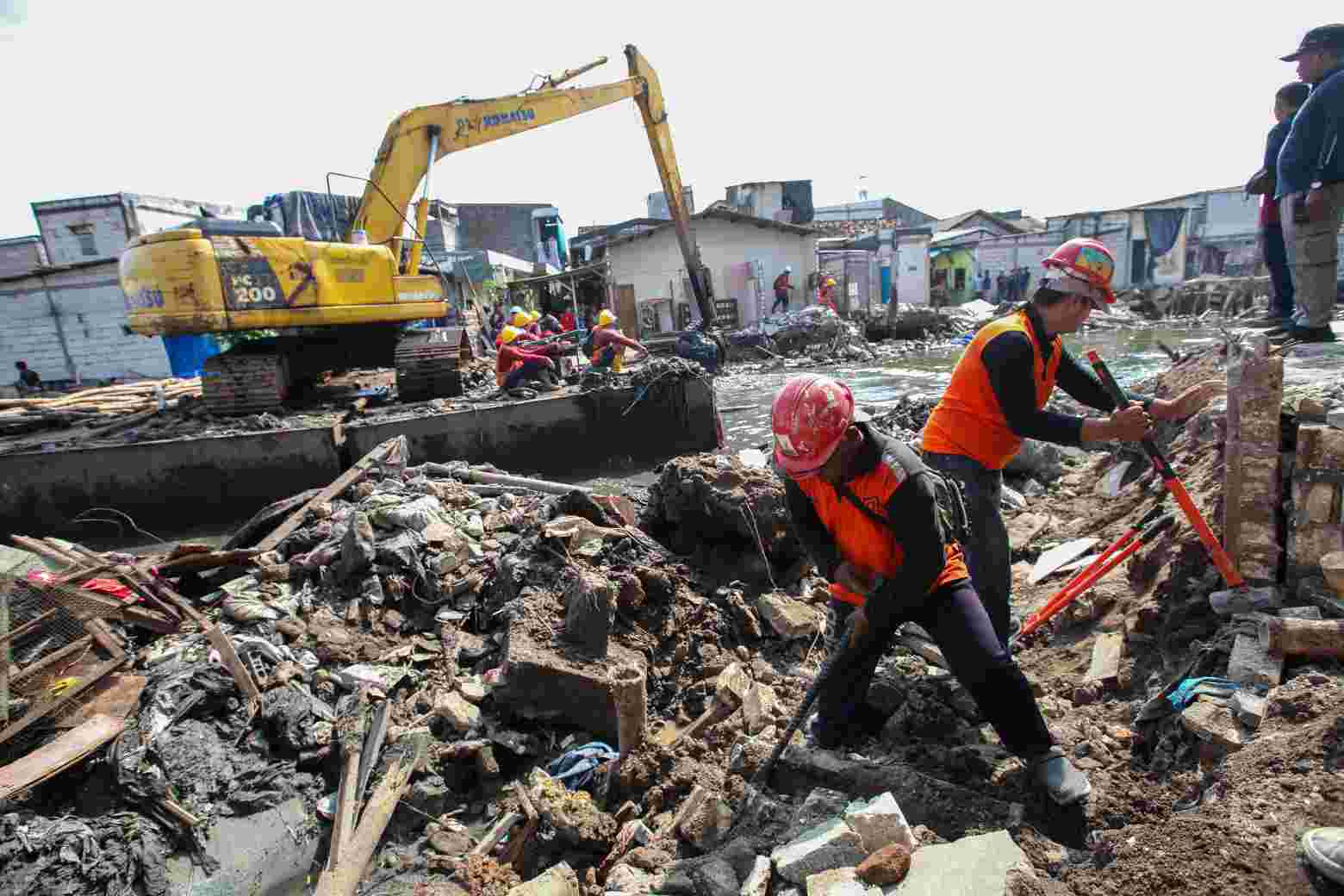 Target Tuntas Bulan Mei, Pemkot Surabaya Tertibkan Ratusan Bangli Penyebab Banjir di Sungai Kalianak
