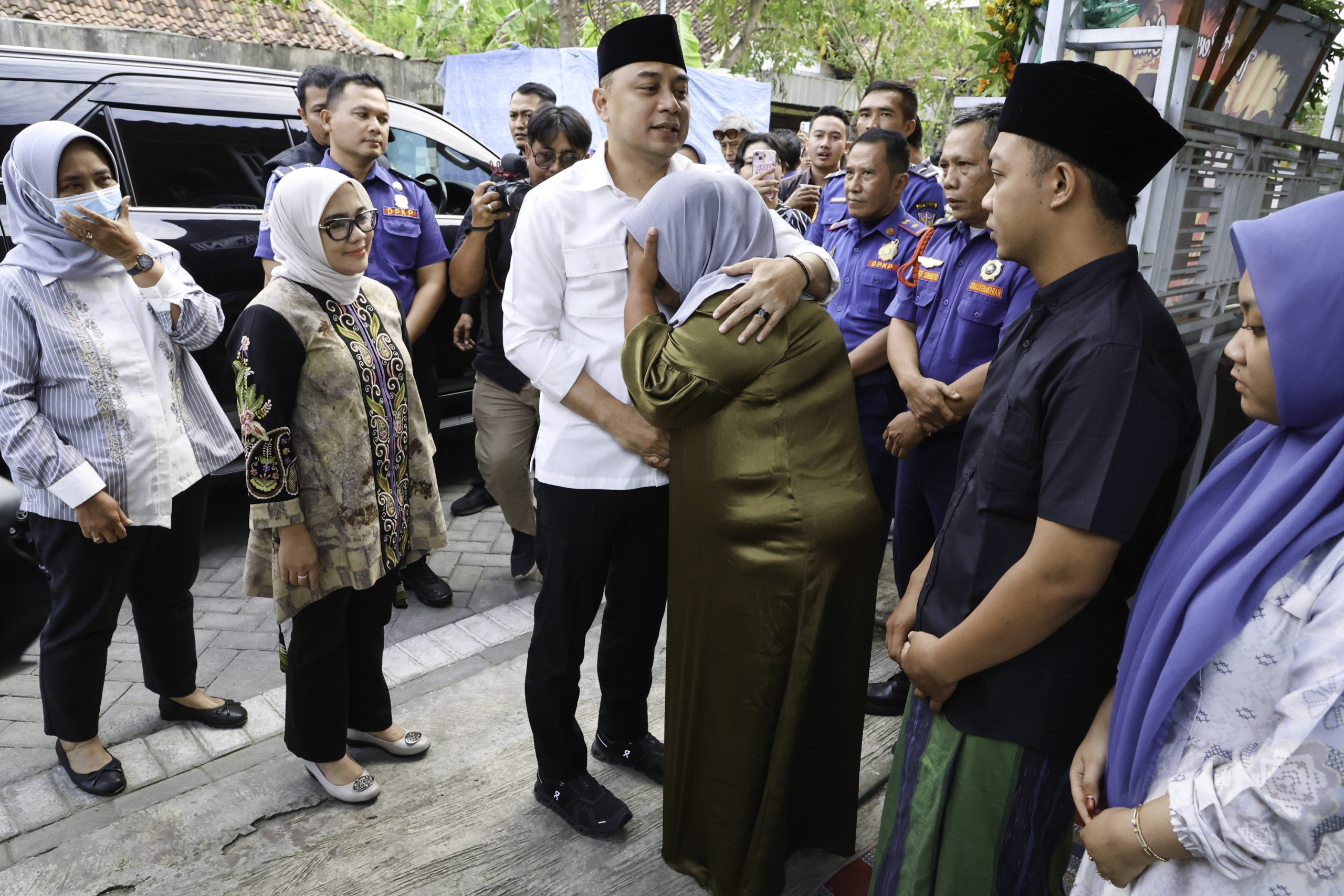 Pemkot Surabaya Apresiasi  Pengorbanan Petugas Damkar yang Meninggal, Anaknya Lanjutkan Tugas Ayahnya