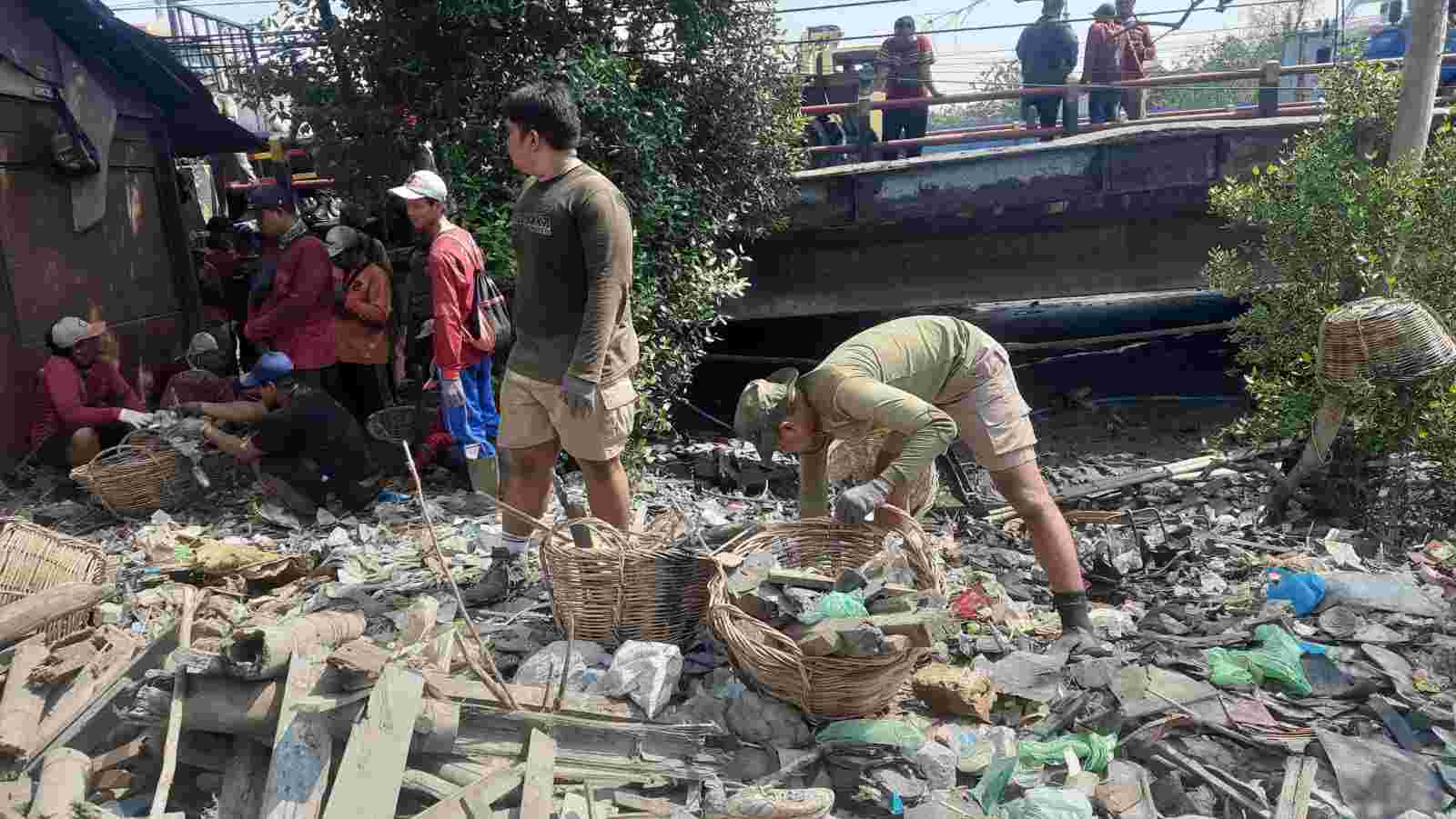 Bersihkan Sungai Kalianak, Pemkot Surabaya Angkut Sampah 10 Truk !