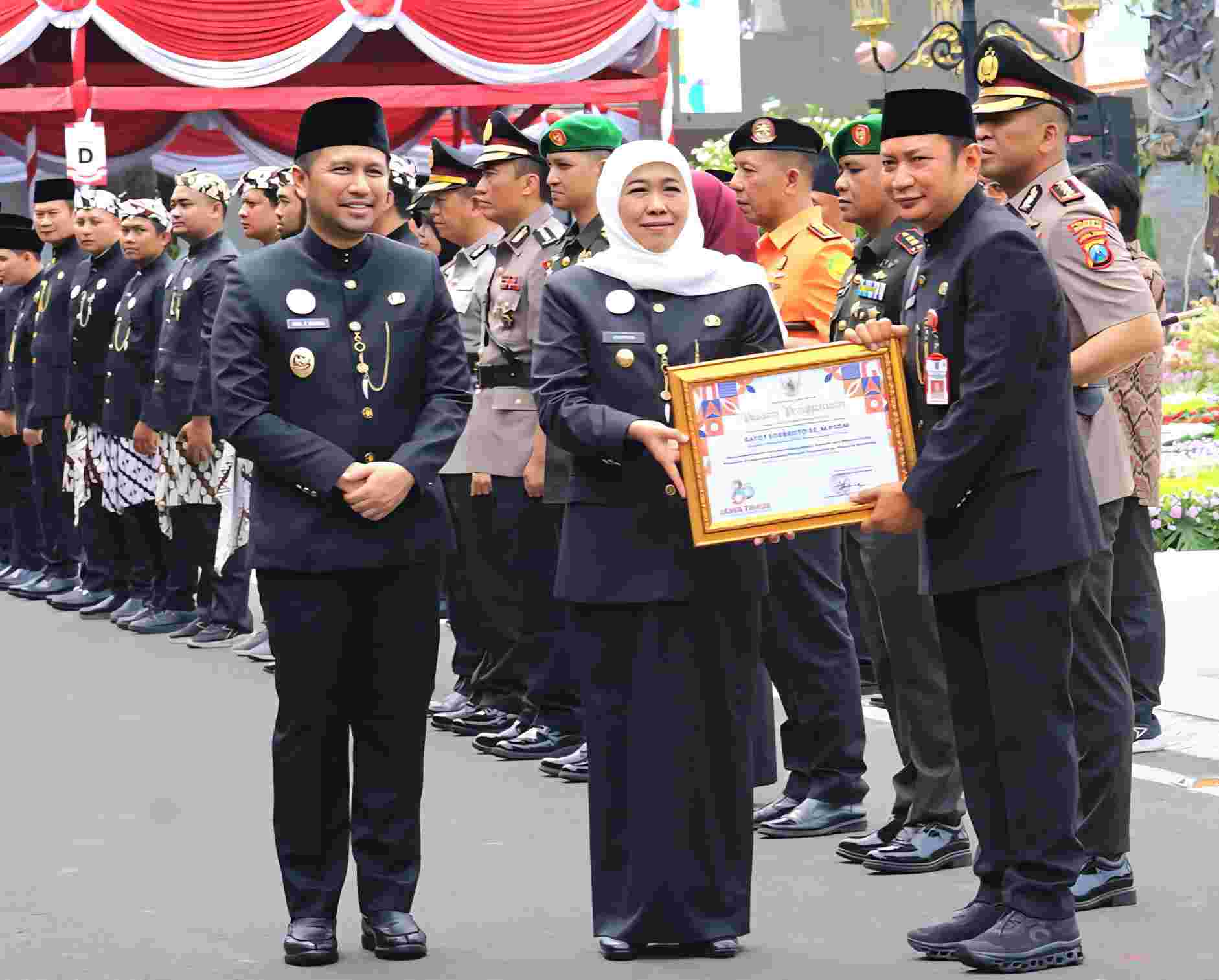 Upacara Hari Jadi Jatim, Kalaksa BPBD Jatim Terima Penghargaan Atas Dedikasi dalam Penanganan Musibah Ponpes Al-Khoziny