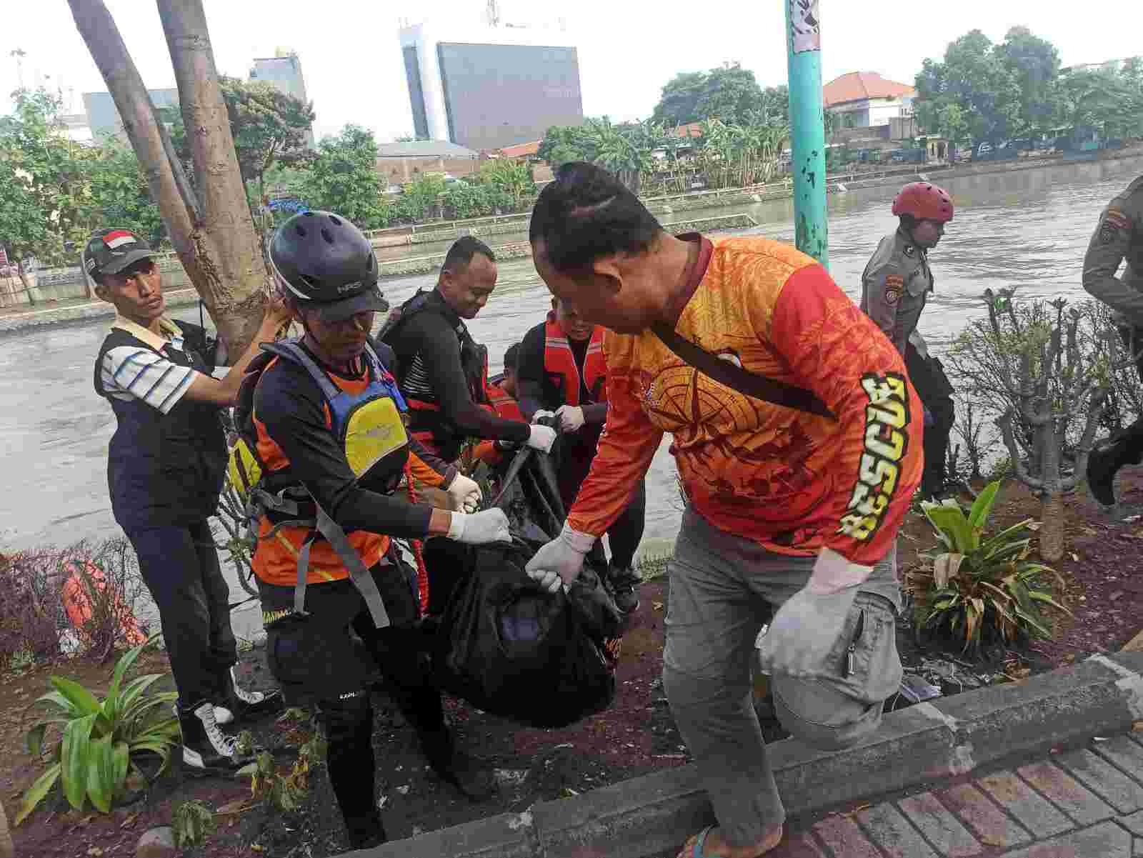 Tim SAR Gabungan Temukan Lansia Yang Tenggelam di Sungai Jagir Wonokromo Dalam Kondisi Meninggal