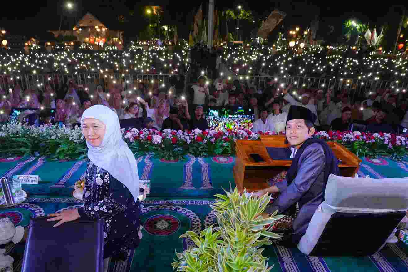 Gubernur Khofifah, Wagub Emil dan Puluhan Ribu Masyarakat Jatim Berdzikir dan Bersholawat bersama Gus Iqdam di Grahadi, Doakan Kedamaian dan Kemakmuran Jawa Timur