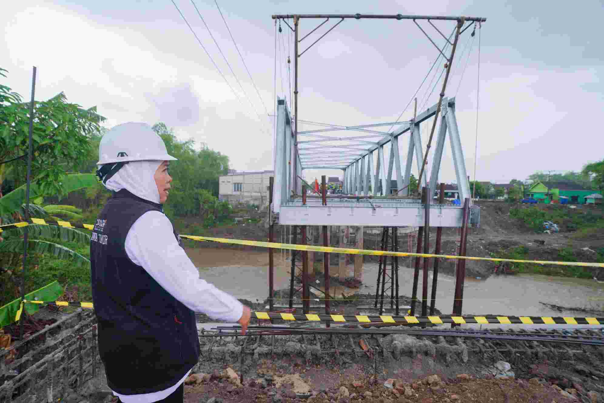 Gubernur Khofifah Pastikan Bulan Depan Jembatan Kutorejo Nganjuk Siap Dioperasikan