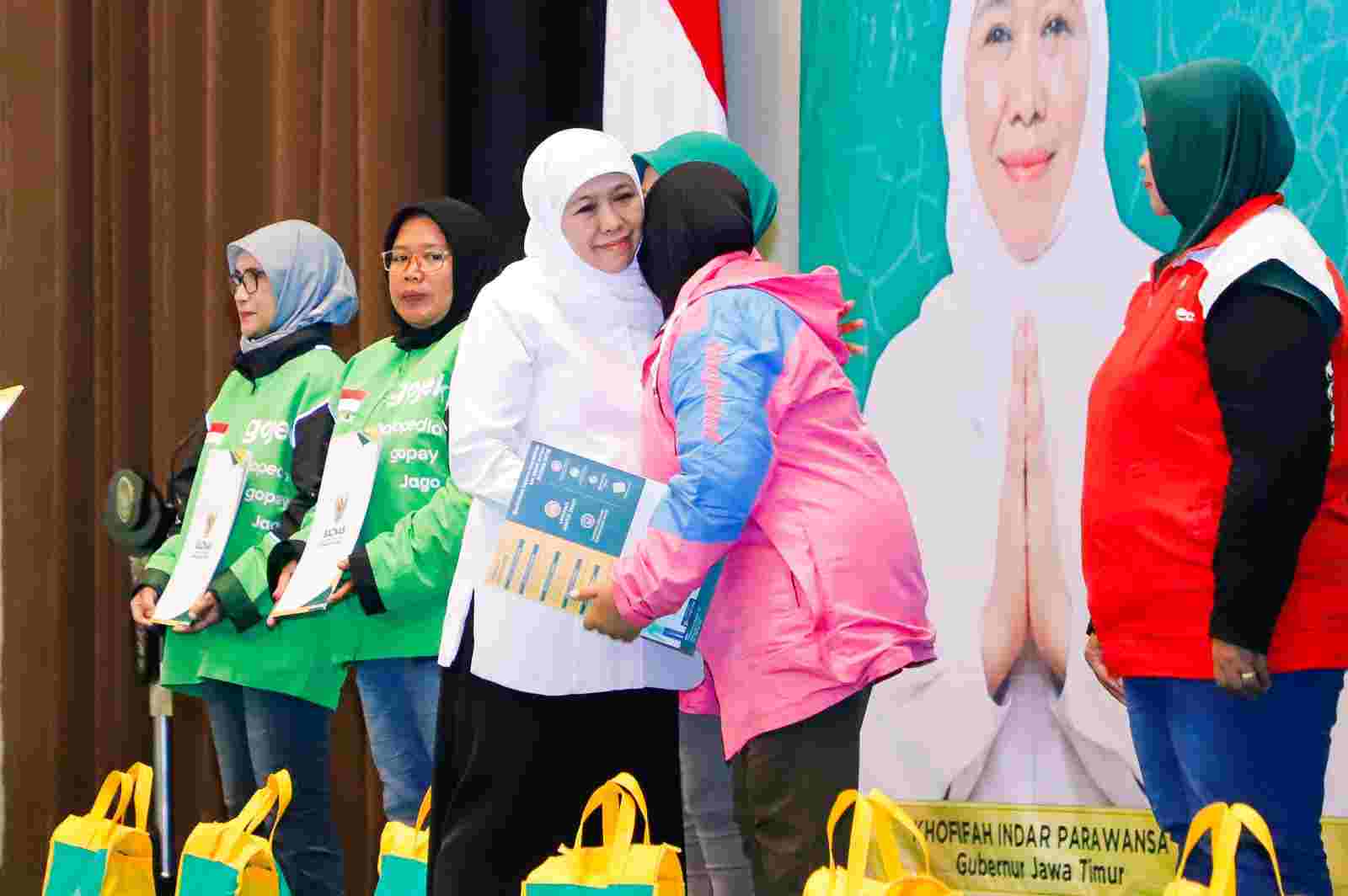 Sambut Ramadan 1447 Hijriah, Gubernur Khofifah Berbagi Kebahagiaan Bersama 850 Bunda Ojol dan 455 Jemaah Islamic Center Surabaya