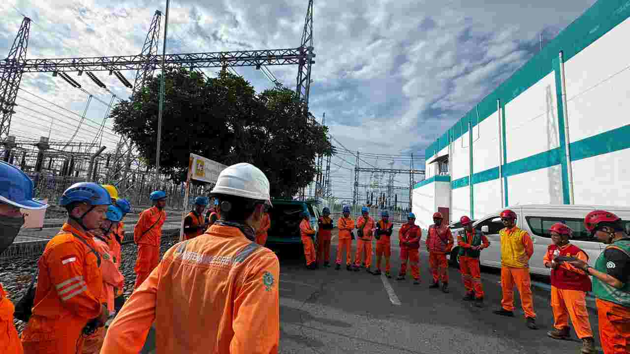 Di Balik Gemerlap Imlek, 1.390 Personel PLN Siaga 24 Jam Jaga Listrik Jawa Timur Tetap Menyala