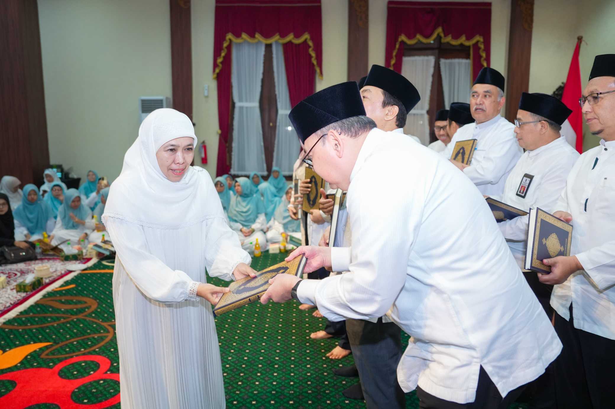 Saat Ayat Suci Menyatukan Semua: Gubernur Khofifah Gelar Khotmil Qur’an Inklusif Bersama Komunitas Tuli di Grahadi