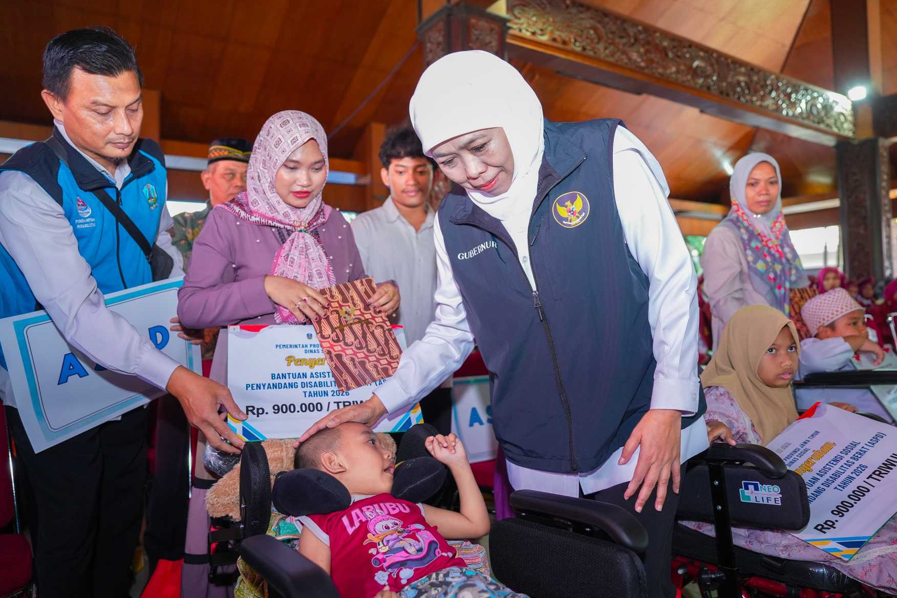 Ramadan Penuh Berkah di Gresik: Gubernur Khofifah Salurkan Bantuan Rp7,6 Miliar untuk Warga Rentan