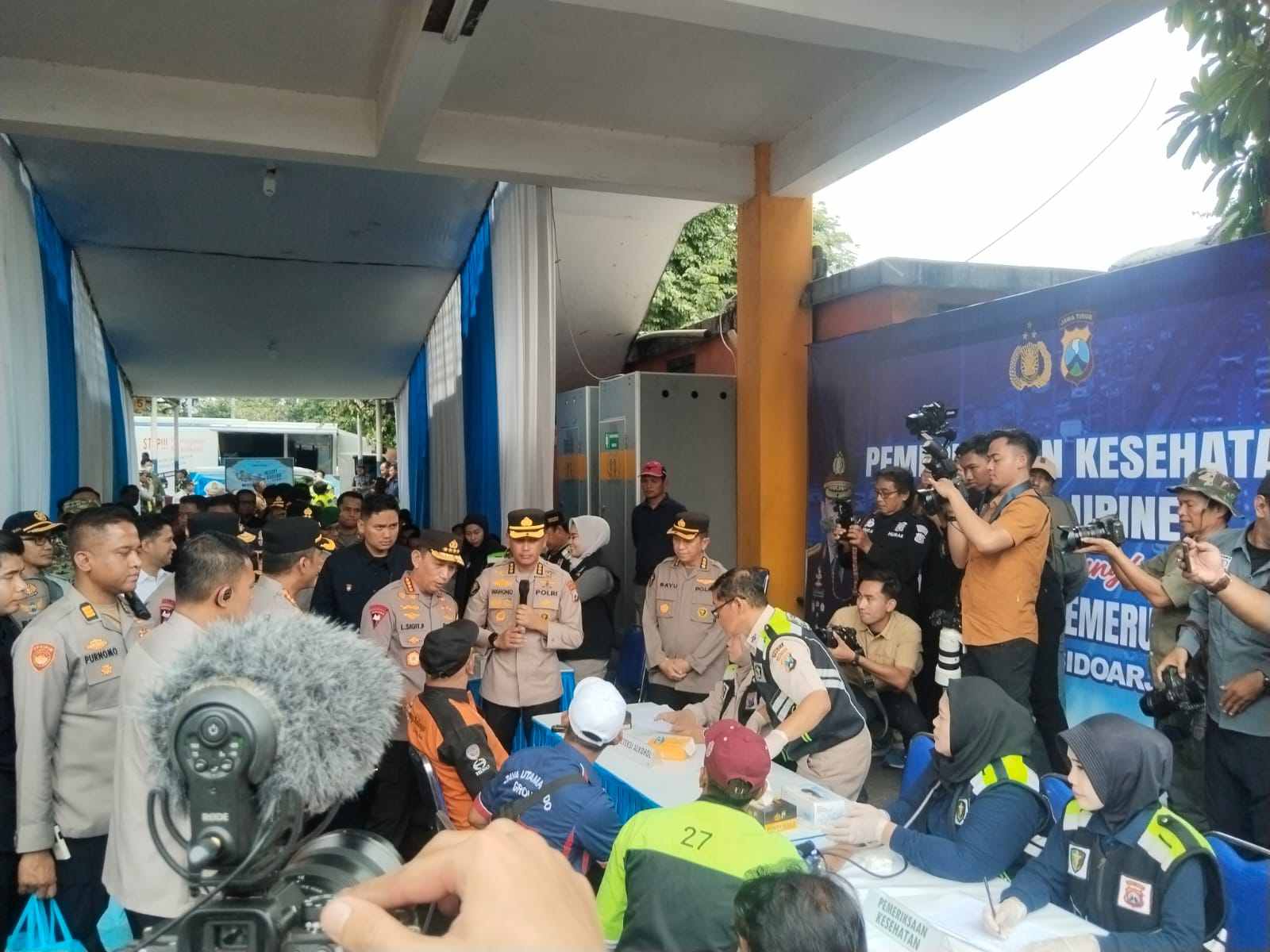 Kapolri Tinjau Arus Mudik di Terminal Purabaya, Penumpang Mulai Meningkat