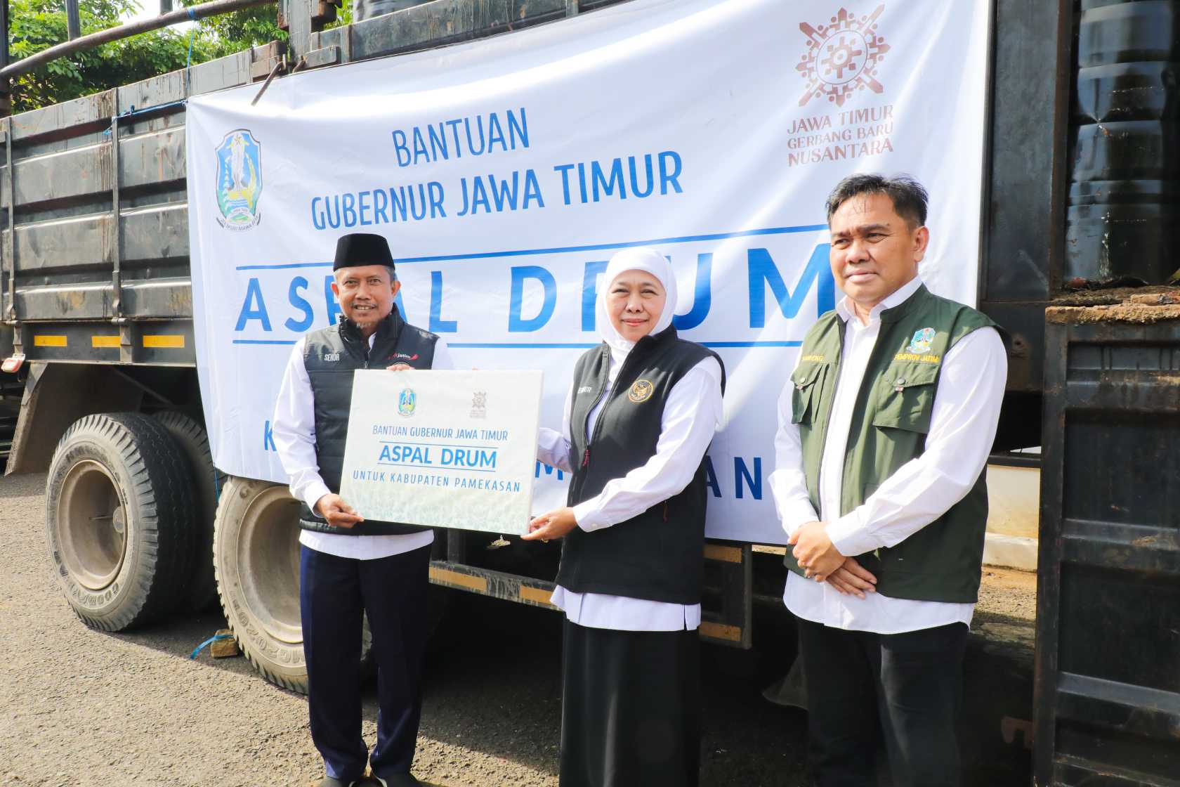 Gubernur Khofifah Salurkan 9.300 Drum Aspal Untuk Perbaikan Jalan Kabupaten Dan Desa
