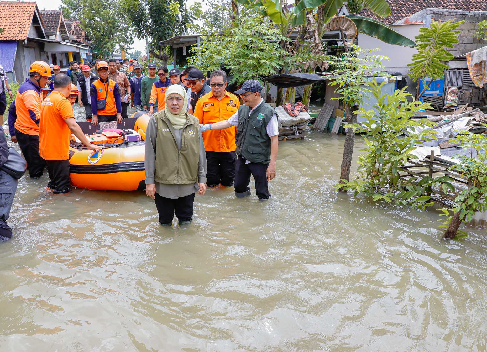 Menyusuri Banjir Rejoso, Gubernur Khofifah Datang Menyapa dan Menguatkan Warga