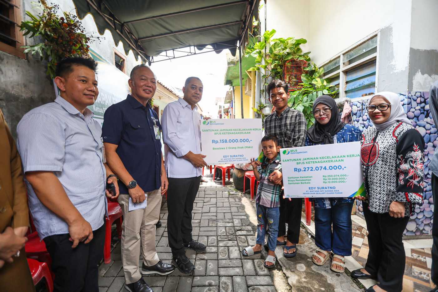 Wali Kota Surabaya Serahkan Santunan Rp272 Juta kepada Keluarga Korban Gondola
