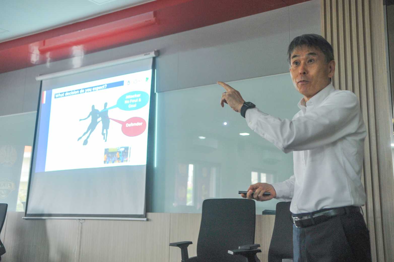 Puluhan Jurnalis Bedah Aturan Wasit Bareng Master Laws of The Game dari PSSI