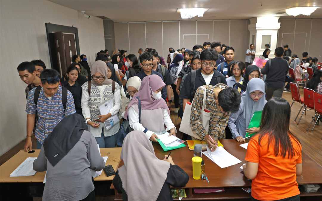 Pemkot Surabaya Jemput Bola: Camat dan Lurah Sisir Kampung, Buru Pemuda Putus Kuliah Karena Ekonomi