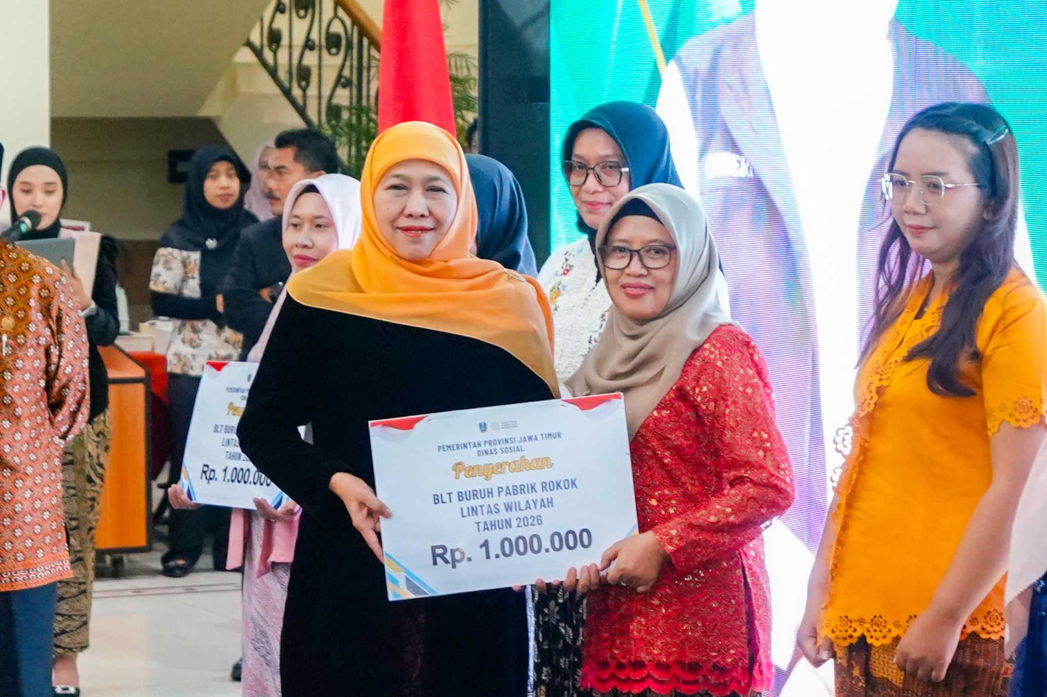 Peringati Kartini, Gubernur Khofifah Gelontor Rp1,2 M untuk Ratusan Buruh Rokok dan Perempuan Pebisnis Surabaya