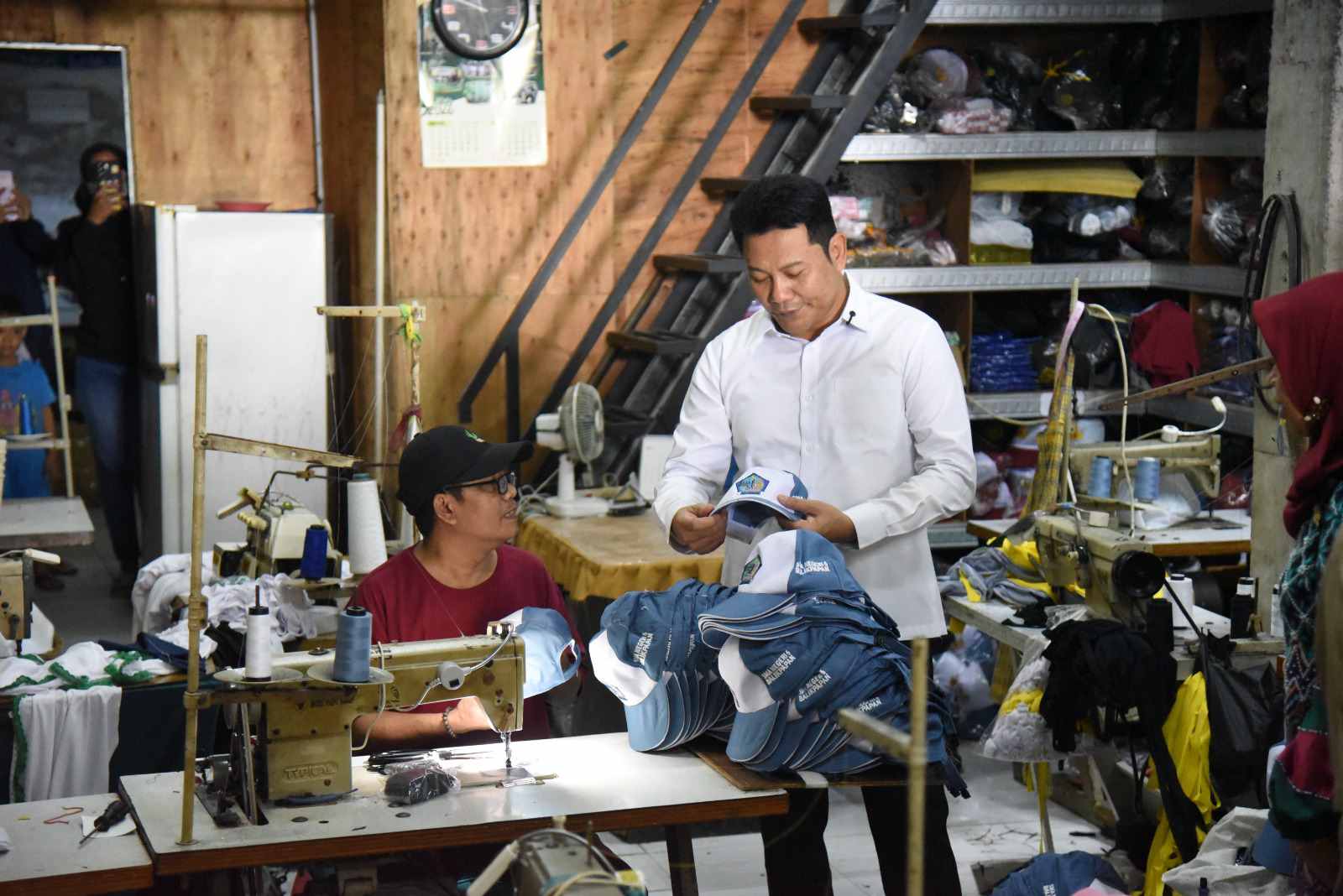 Dari Kampung Topi ke Nusantara: Kisah Fuad Menjahit Harapan, Saat Sidoarjo Belum Jadi Pasar Sendiri