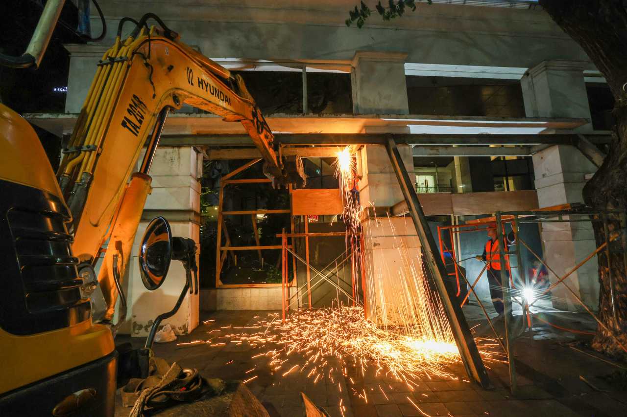 Malam Dibongkar, Sejarah Diluruskan: Fasad Eks Toko Nam Surabaya Tinggal Hitungan Hari