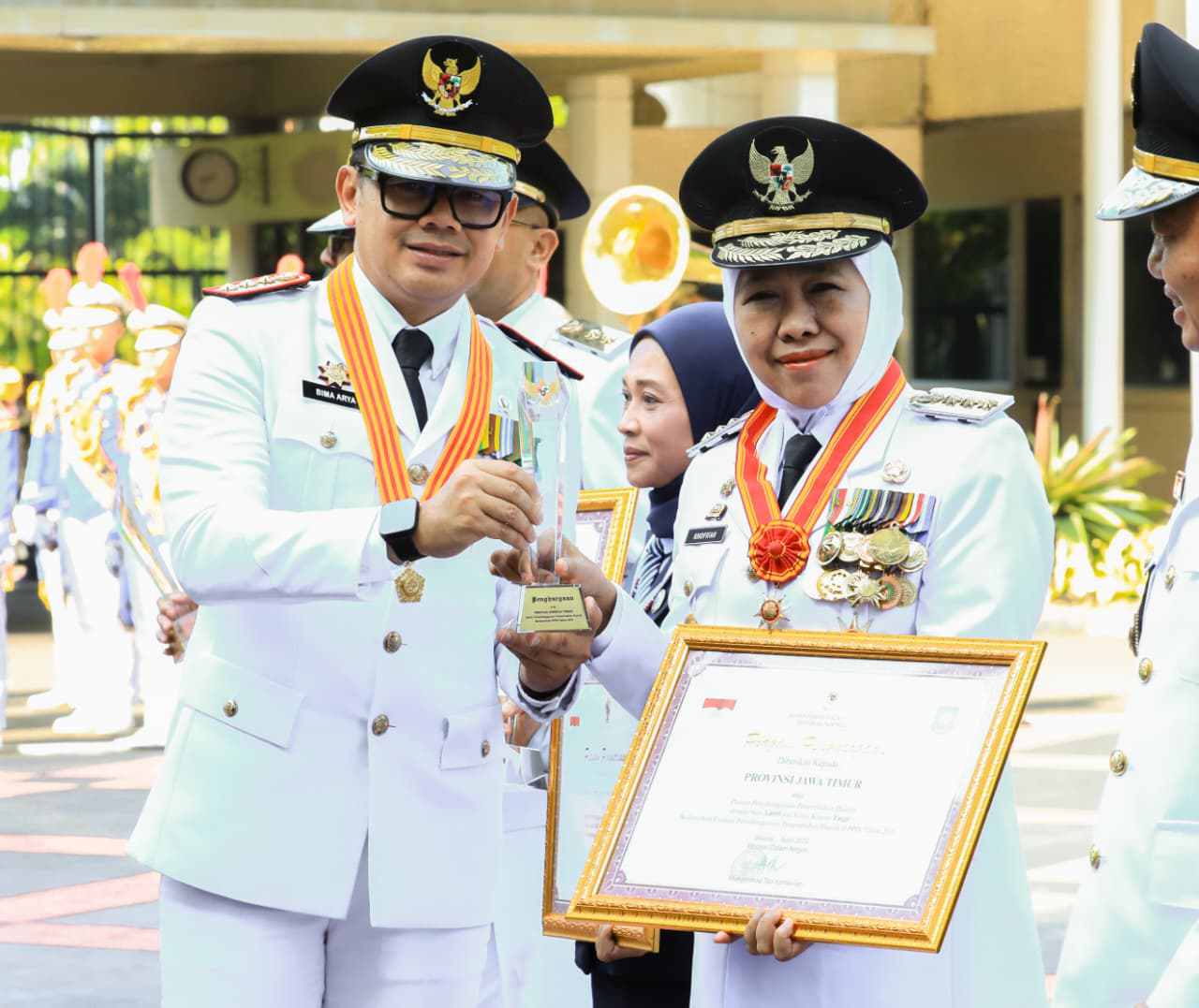 Jatim Borong 11 Penghargaan Nasional, Gubernur Khofifah Raih Predikat Kinerja Tinggi di Hari Otonomi Daerah 2026