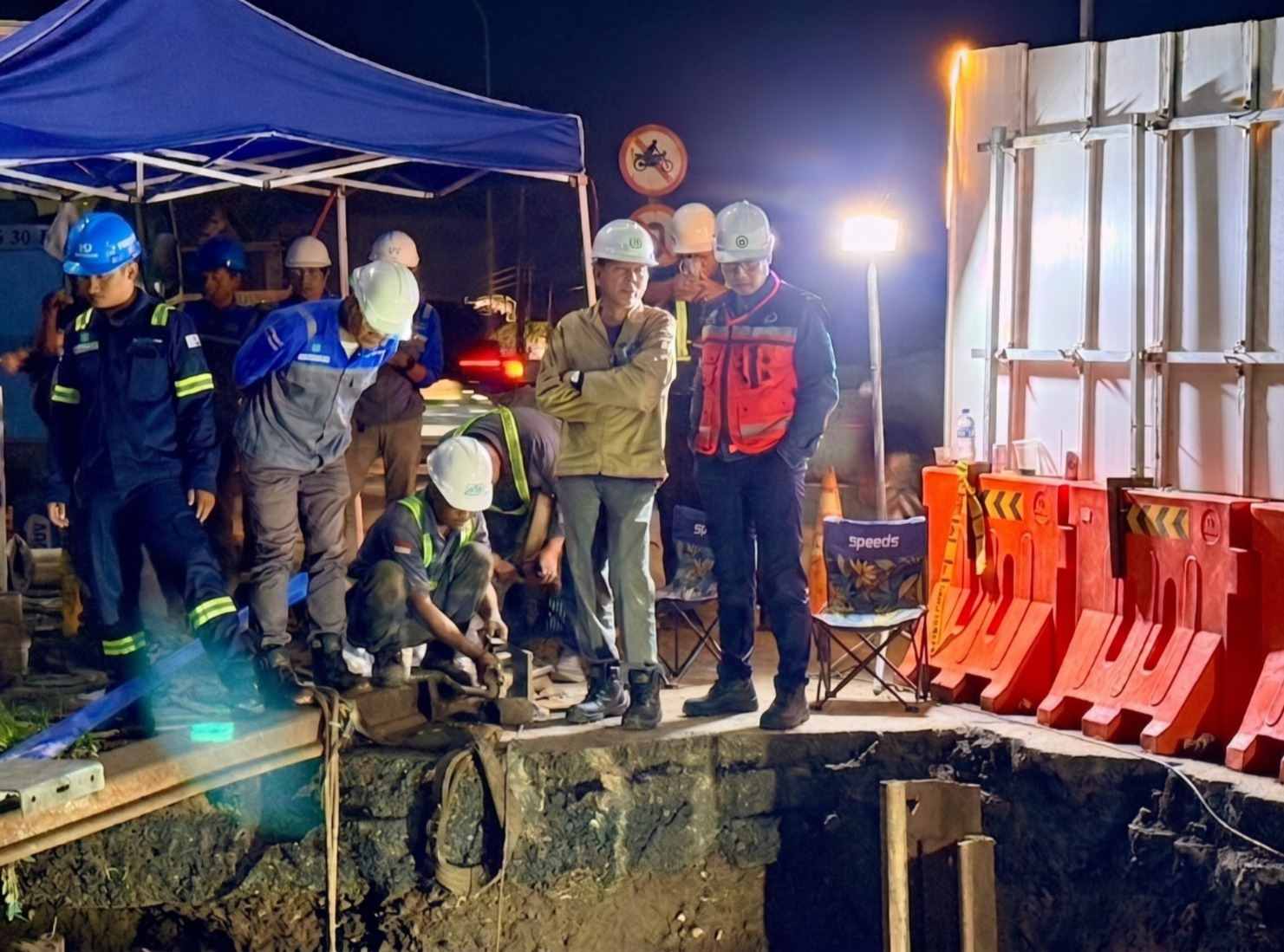 Tanpa Hentikan Aliran, PAM Surya Sembada Tuntaskan Perbaikan Pipa Raksasa di Dukuh Menanggal