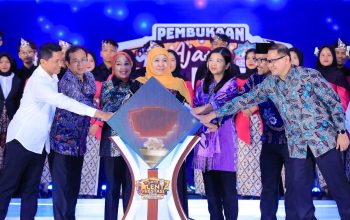 Gubernur Khofifah Lepas Ribuan Siswa Bertarung: Jatim Pasang Target Sapu Bersih Juara Nasional Hingga Dunia