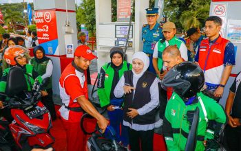 Sentuh Ojol di Tengah Tekanan Ekonomi, Gubernur Khofifah Bagikan BBM Gratis di Kabupaten Sidoarjo