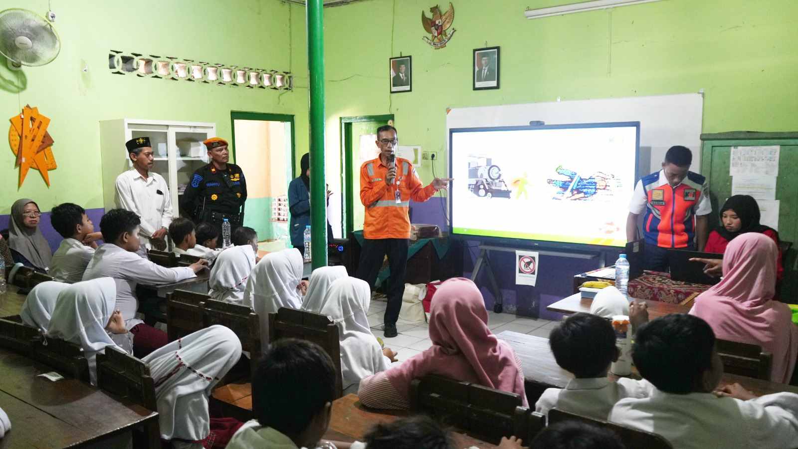 Tanamkan Budaya Keselamatan Sejak Dini, KAI Daop 8 Edukasi Pelajar SD di Surabaya