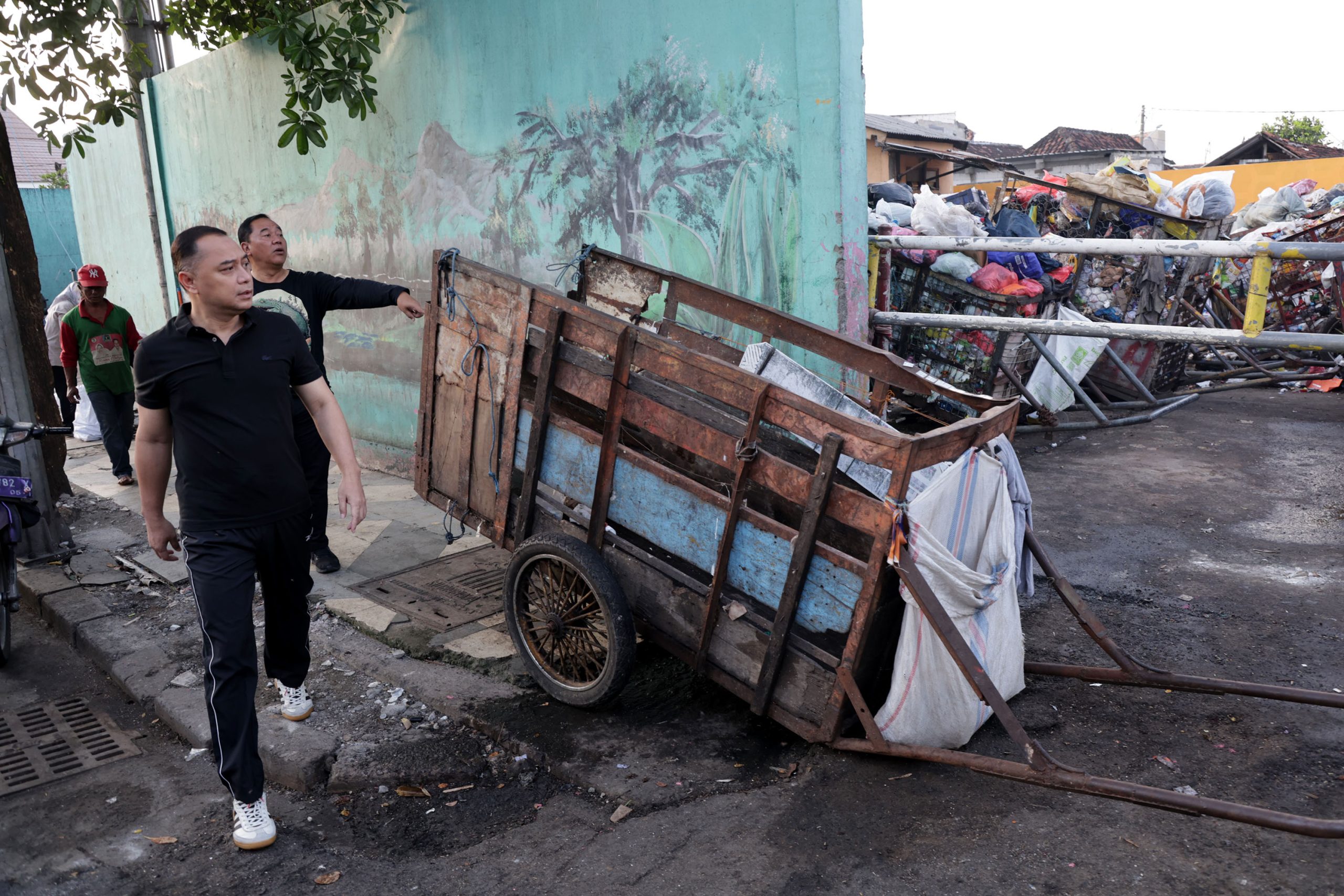Pemkot Surabaya Atur Jadwal Angkut Sampah, Gerobak Dilarang Parkir di TPS