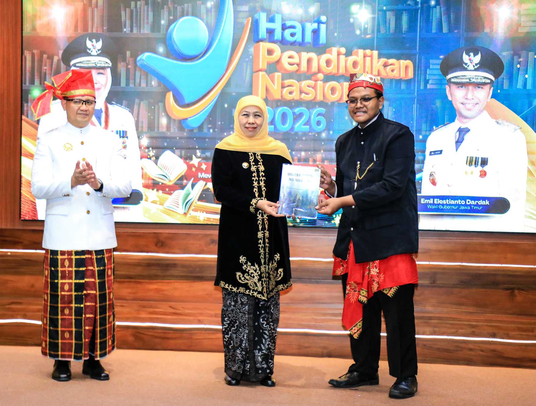 Hardiknas 2026 di Jatim: 40 Sekolah Berintegritas Diluncurkan, Rekor MURI dan Lagu “Jatim Cerdas” Jadi Sorotan