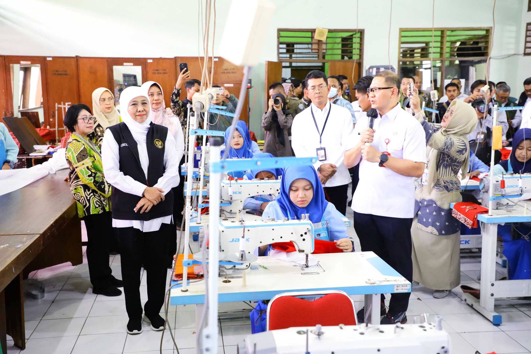 Serapan Lulusan SMK Jatim Tembus 91,46 Persen, Gubernur Khofifah: Bukti Link and Match Dengan Industri Makin Kuat