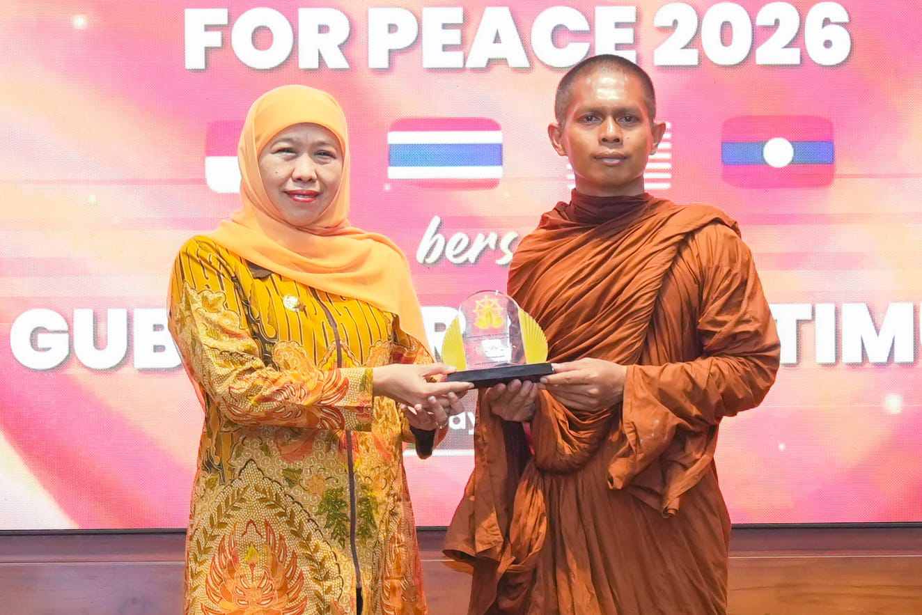 Gubernur Khofifah Sambut 57 Bhikkhu Lintas Negara di Grahadi