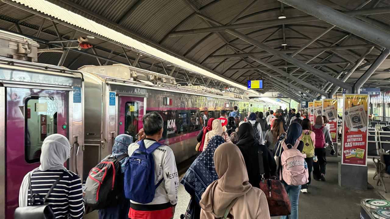 Libur Panjang Kenaikan Yesus Kristus, Hampir 200 Ribu Penumpang Padati Kereta Api di Daop 8 Surabaya