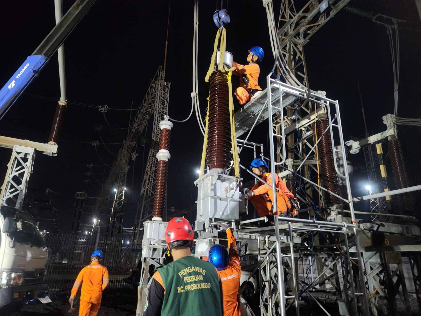 “Pahlawan Malam” PLN Siaga 24 Jam, Jaga Listrik Tetap Menyala di Gardu Induk Grati