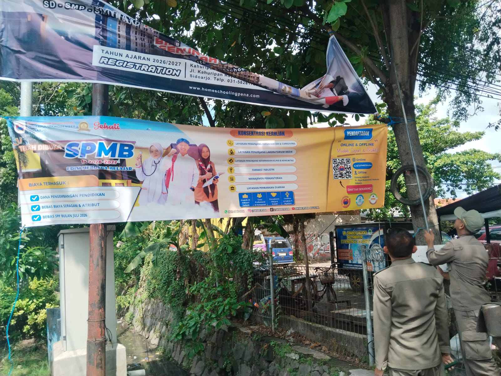 Satpol PP Sidoarjo Sikat Reklame Liar, Puluhan Spanduk dan Poster Ilegal Dicopot dari Jalan Protokol