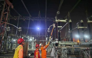 Hujan Deras dan Gelap Malam Tak Halangi PLN Pulihkan Gangguan Listrik di Ngimbang dalam Waktu Kurang dari Tiga Jam