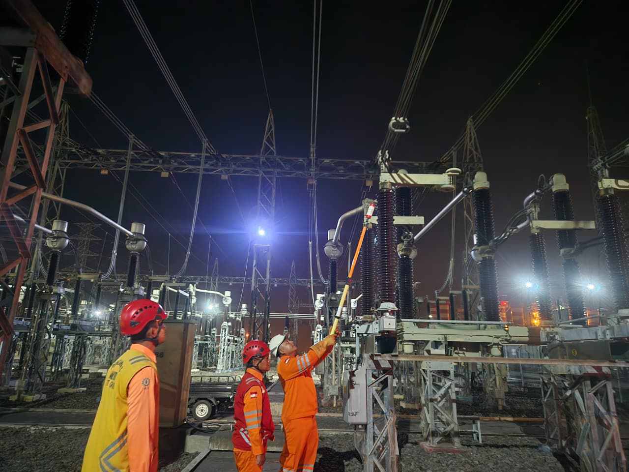 Hujan Deras dan Gelap Malam Tak Halangi PLN Pulihkan Gangguan Listrik di Ngimbang dalam Waktu Kurang dari Tiga Jam