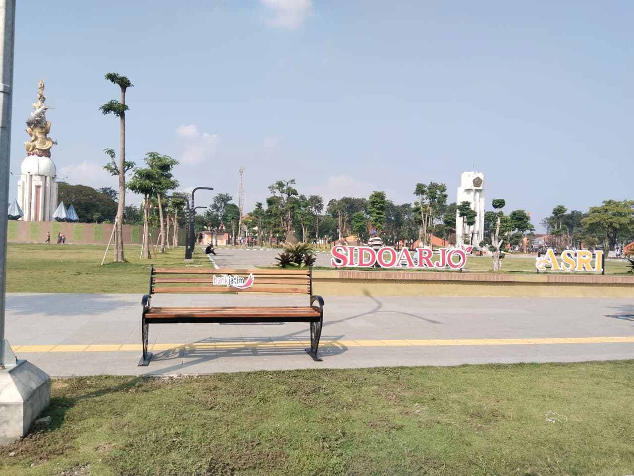 Pemkab Sidoarjo dan Bank Jatim Percantik Alun-Alun Jayandaru Dengan 30 Kursi Baru