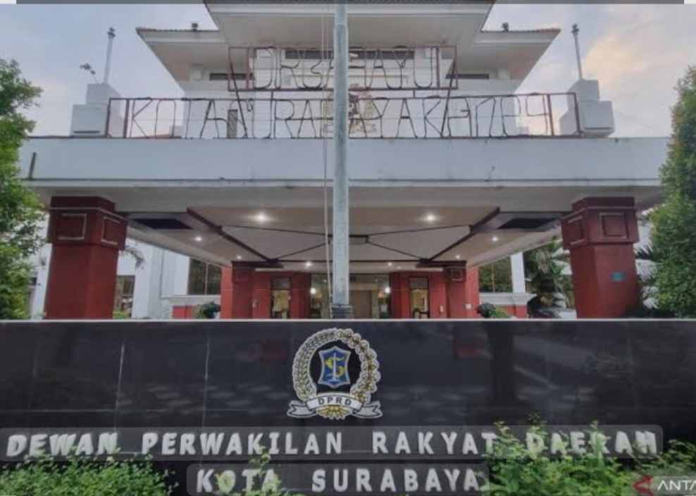 Kursi Ketua DPRD Surabaya “Kosong Bersuara”: Antara Kaji Ipuk, Surat Misterius, dan Sunyi yang Mengganggu