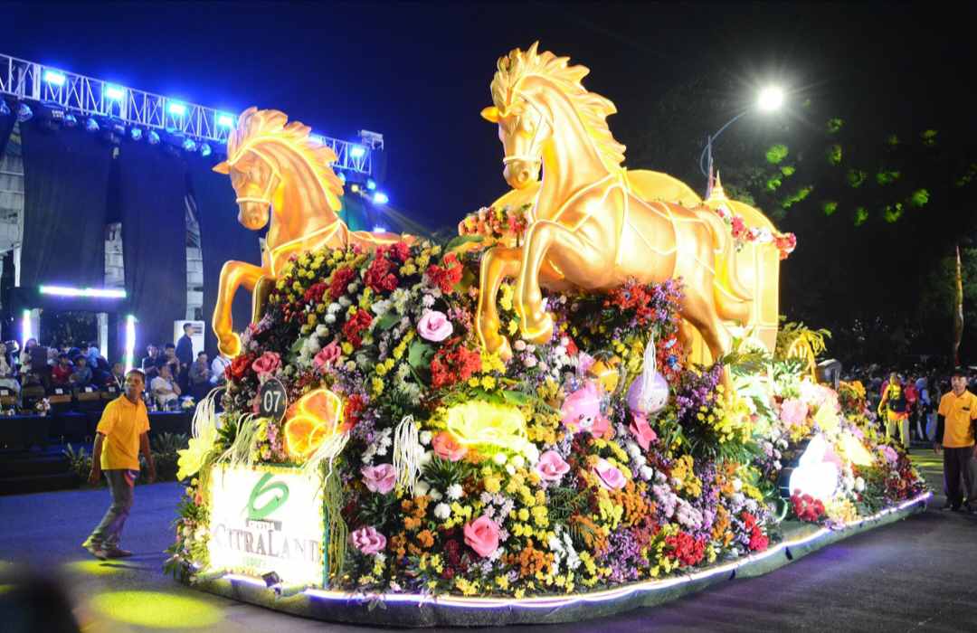 Surabaya Vaganza 2026 Bersinar, Ribuan Warga Tumpah Ruah Nikmati Parade Cahaya Kota Pahlawan