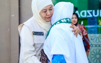 Sambut Kloter I di Surabaya, Gubernur Khofifah Puji Teknologi “Selesai dalam Sekedip Mata” Milik Imigrasi