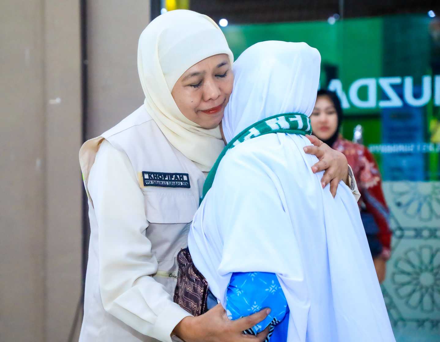 Sambut Kloter I di Surabaya, Gubernur Khofifah Puji Teknologi “Selesai dalam Sekedip Mata” Milik Imigrasi