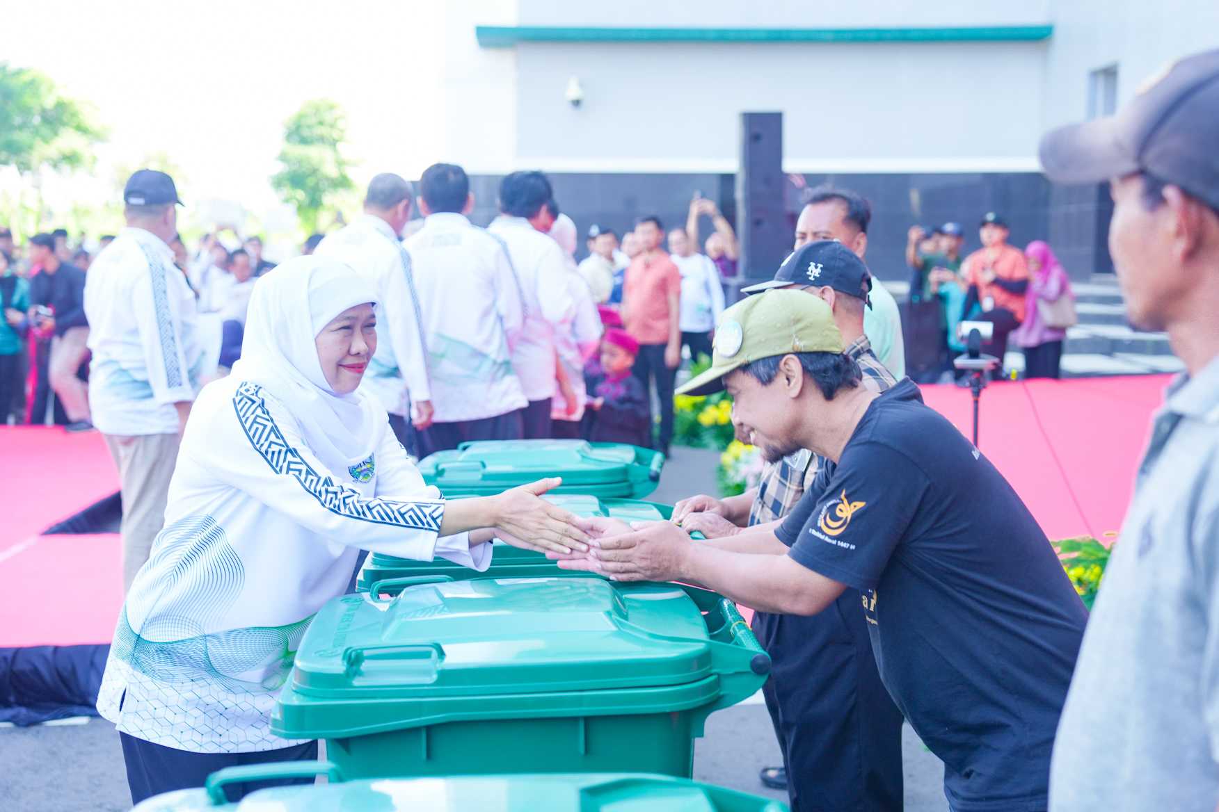 Bersihkan 10 Ton Sampah dan Tanam Pohon, Gubernur Khofifah Gaungkan Gerakan Indonesia ASRI dari Surabaya