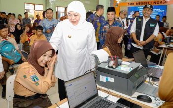 Gubernur Khofifah Apresiasi Layanan SPMB di Ngawi, Verifikasi Data Terjadwal Bikin Orang Tua dan Siswa Nyaman