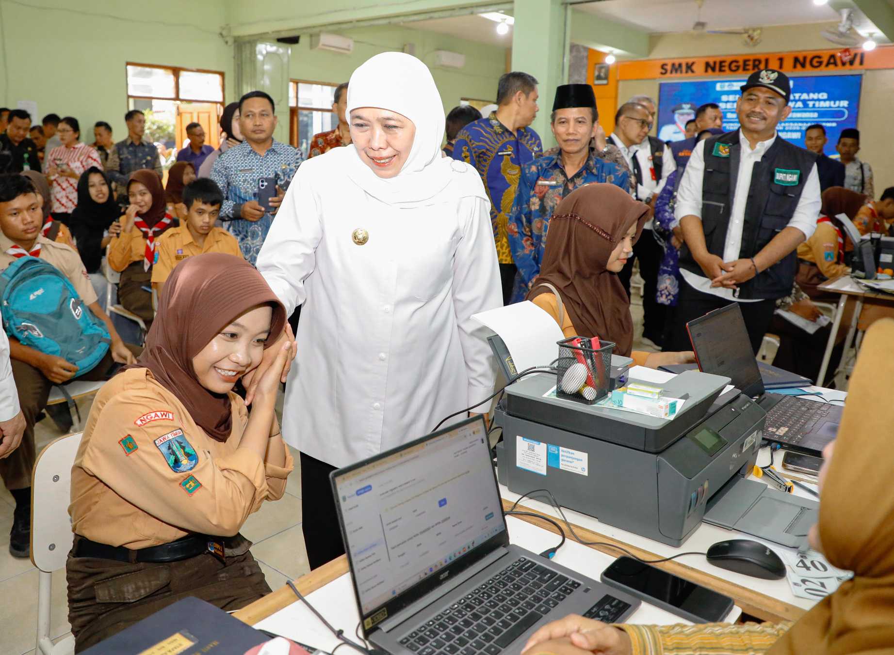 Gubernur Khofifah Apresiasi Layanan SPMB di Ngawi, Verifikasi Data Terjadwal Bikin Orang Tua dan Siswa Nyaman