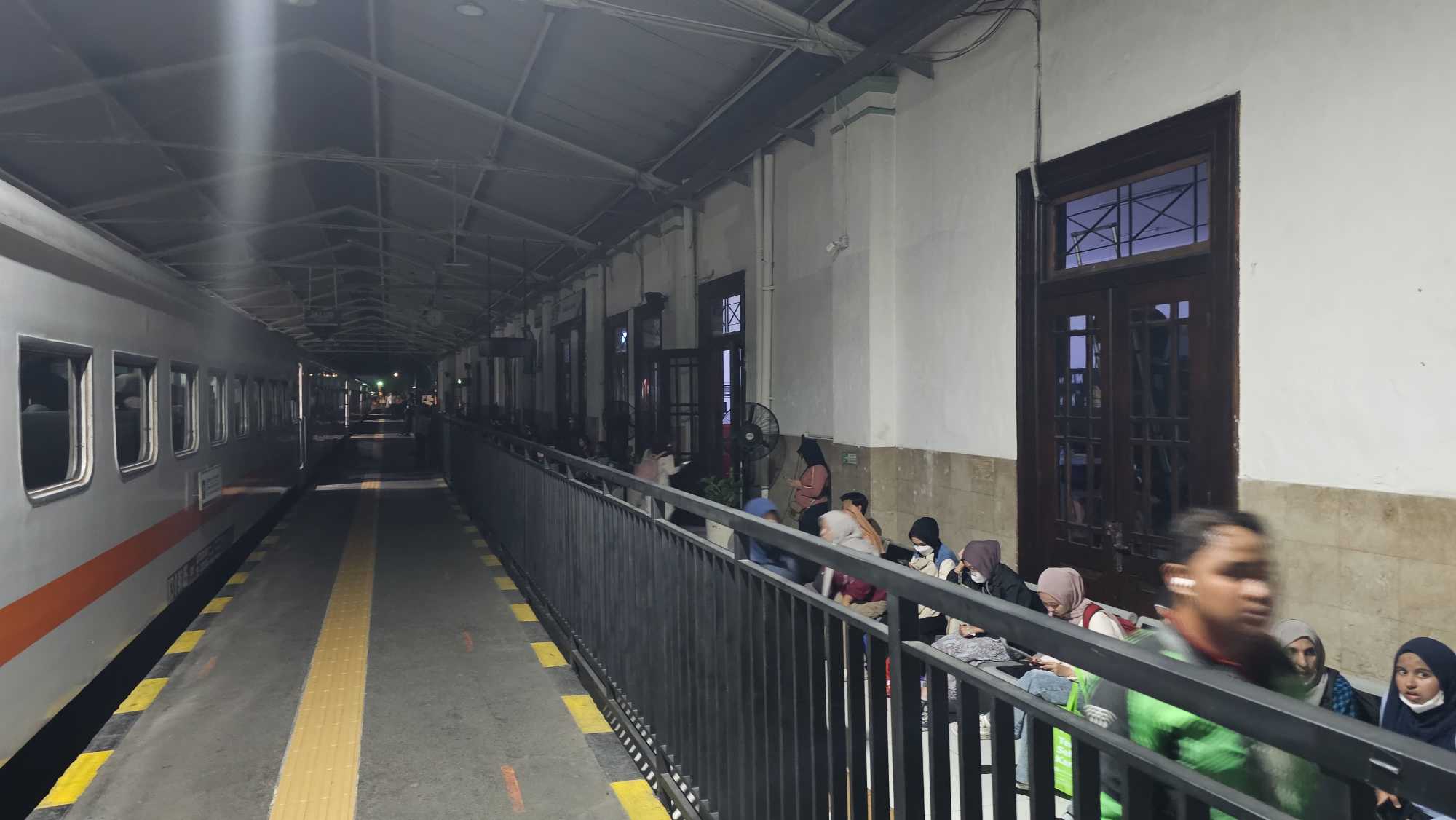 Listrik Padam, Stasiun Gubeng Tetap Bergerak: KAI Pastikan Kereta Tak Ikut ‘Gelap’