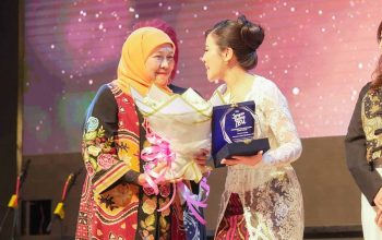 Tangis, Cinta, dan Pesan Gubernur Khofifah Untuk Bangsa di Gala Premiere Jangan Buang Ibu