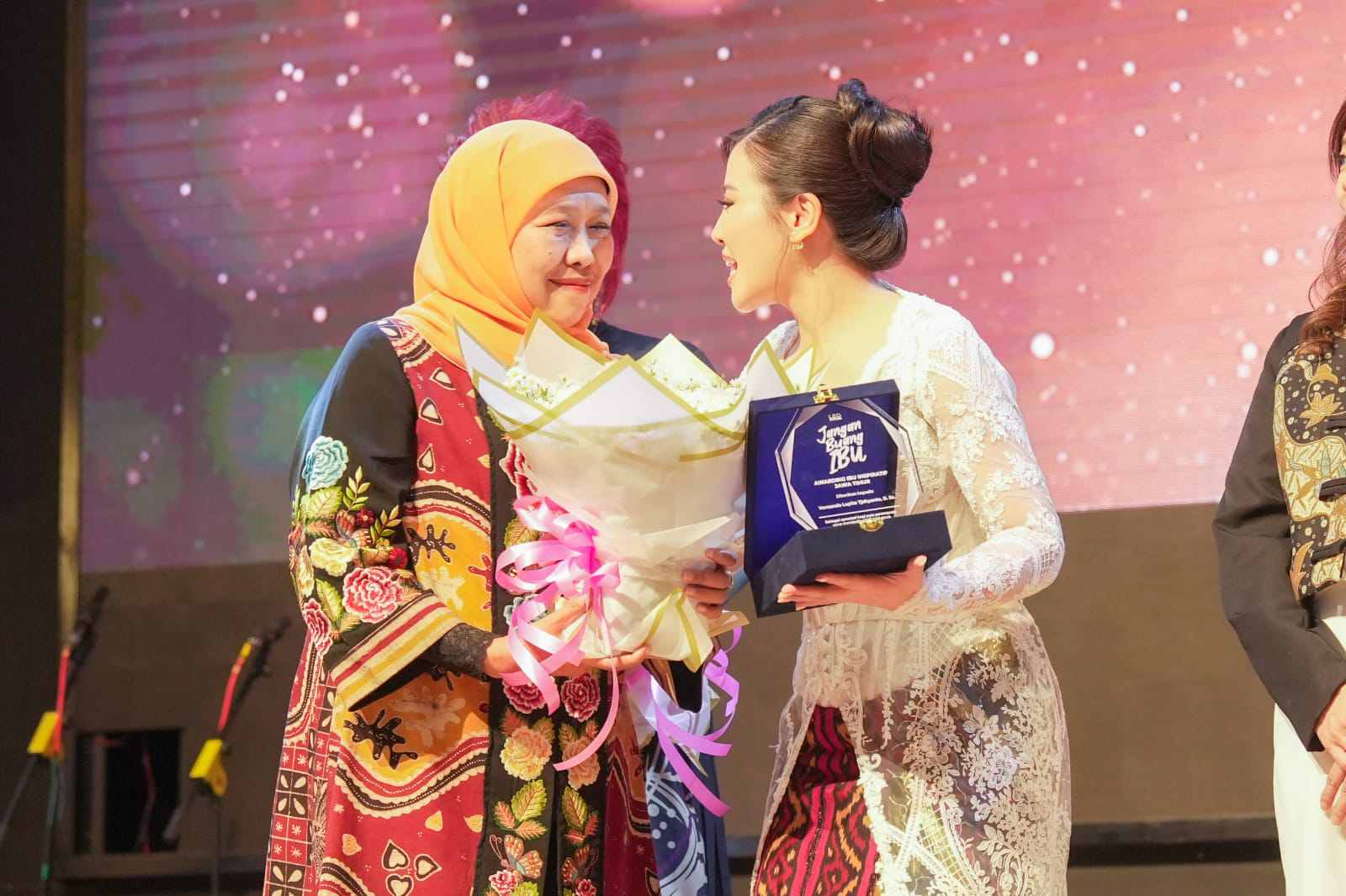 Tangis, Cinta, dan Pesan Gubernur Khofifah Untuk Bangsa di Gala Premiere Jangan Buang Ibu