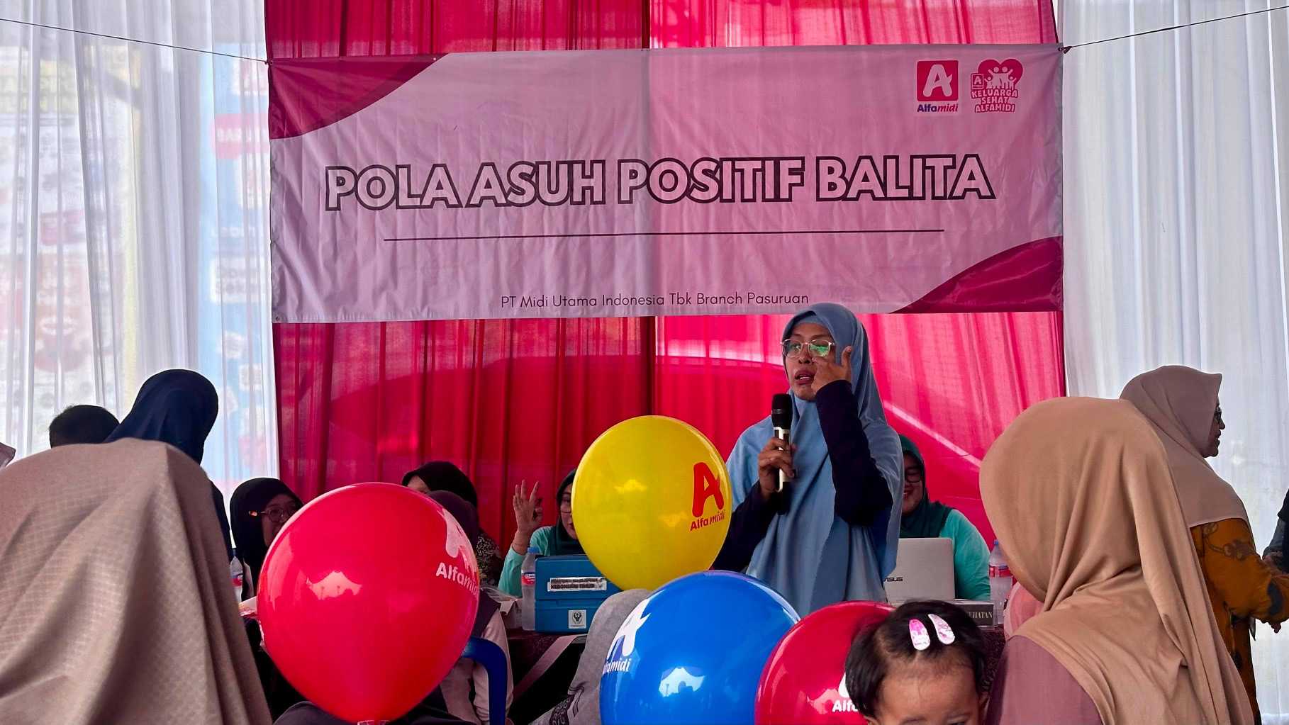Gelar Posyandu Massal, Alfamidi Edukasi Ratusan Ibu Pasuruan Soal Pola Asuh Positif