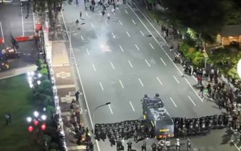 SURABAYA MEMBARA! Provokator Susupi Demo #IndonesiaSekarat, Grahadi Diamuk Massa
